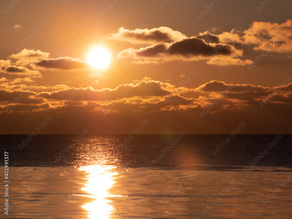 Fototapeta premium Cold winter sea shore at sunset. The sun went down