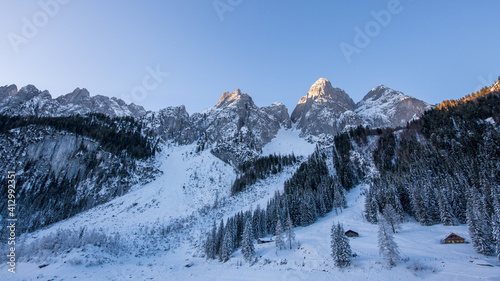 Sonnenaufgang am tief verschneiten vorderen Gosausee in Oberösterreich, Österreich, Europa