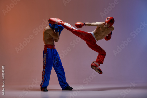 Schilderij op canvas Sparring of fighting males boxers