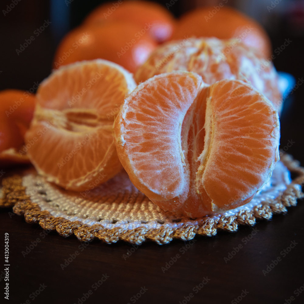 Mandarinas peladas sobre servilleta