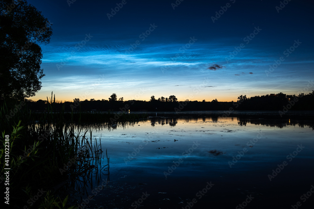 Obraz premium Stunning night sky with silvery clouds