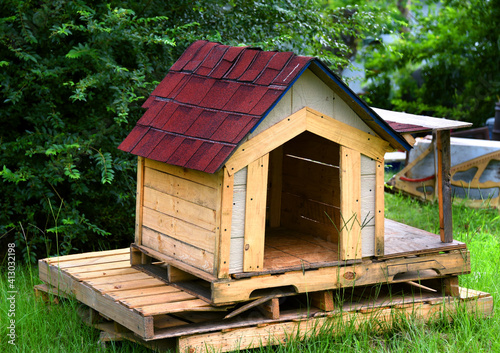 Shingled Dog House on Pallet © Bonita