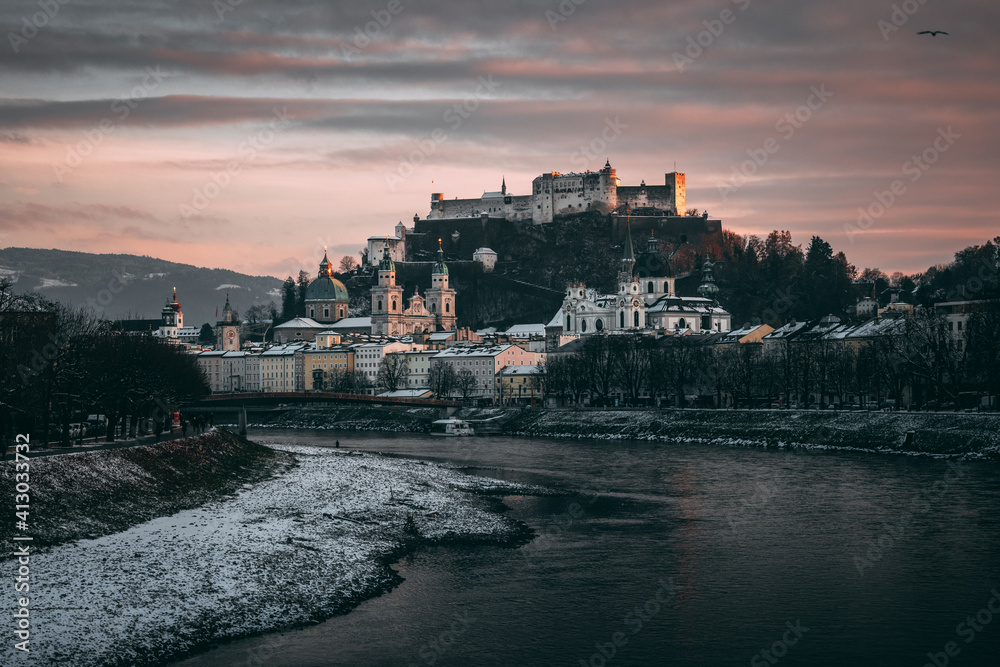 Festung Hohen Salzburg im Sonnenuntergang.