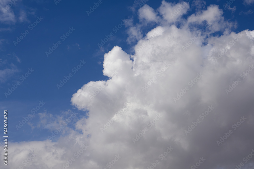 Obraz premium Sky full of dark white clouds