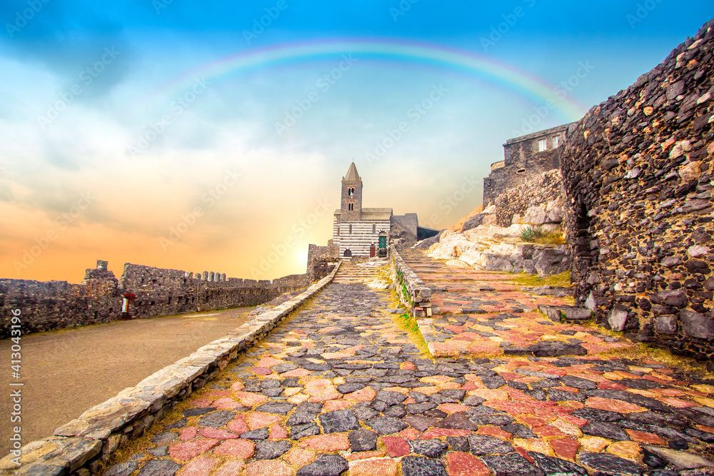 Φωτογραφία Rainbow on Portovenere (Porto Venere) in Liguria, Italy: scenic view of the Church of St