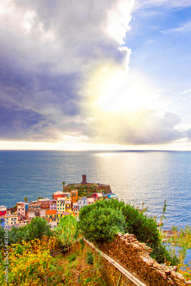 Φωτογραφία Vernazza in cinque terre on the mountain near mediterranean sea in liguria - Italy and sunny cloudy sky