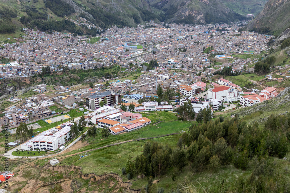 Vista panorámica de la ciudad de Huancavelica, Perú.