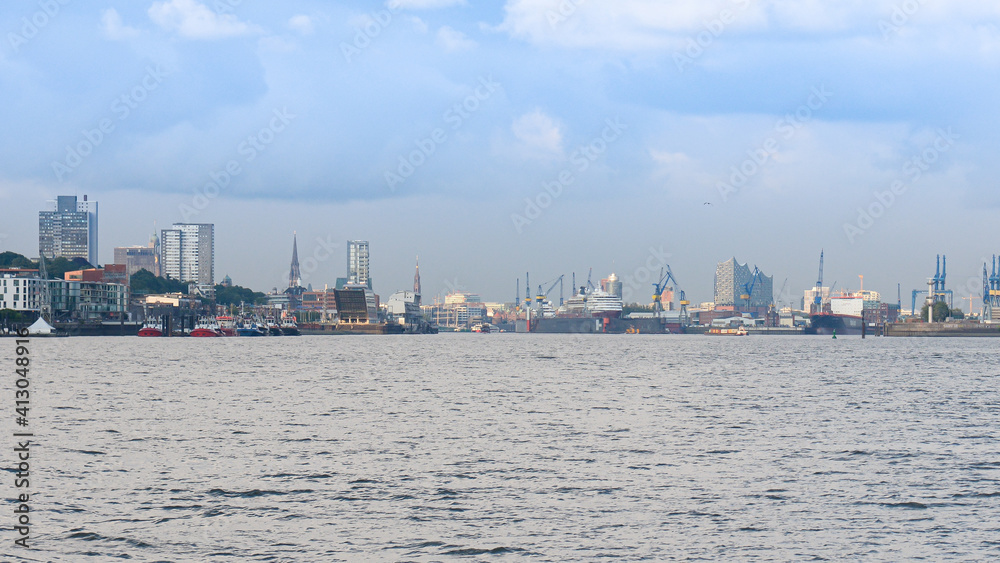 Der Hamburger Hafen mit Elbphilharmonie im Panorama