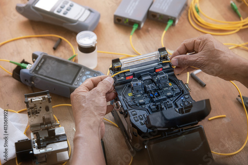 Fiber Optic Cable Connection, Internet Signal and Cable Splicing Machine Fiber Optic Fusion Splicing, Heat Treatment