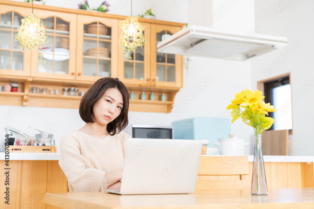 ラップトップコンピュータを見る女性　考える