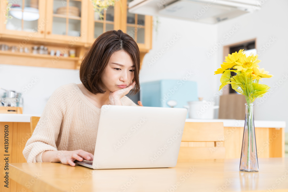 ラップトップコンピュータを見る女性 考える ラップトップコンピュータを見る女性 考える