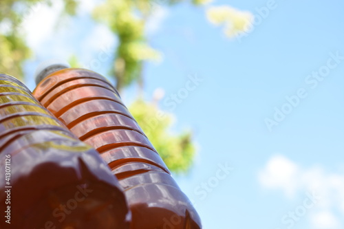 botellas de miel de abeja organica natural sobre cielo azul