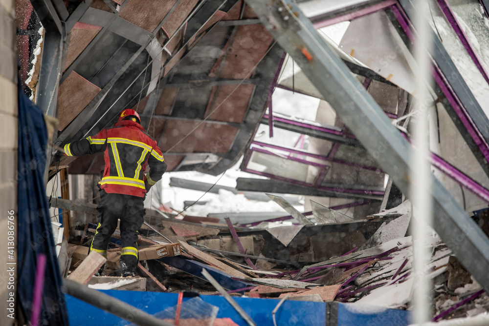 The working moments of the search and rescue teams who were under the rubble in the roof collapse under the weight of snow. Firefighters inside a collapsed house are looking for survivors.