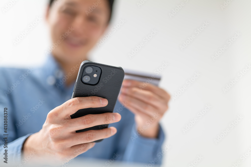 クレジットカード・スマートフォン・男性 クレジットカード・スマートフォン・男性