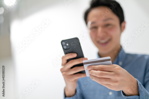 クレジットカード・スマートフォン・男性