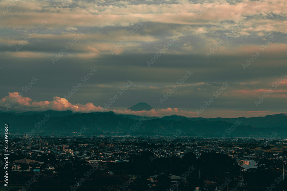 夕暮れの富士山と街並み。日本。山梨県甲斐市。