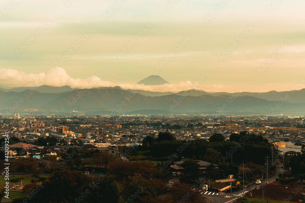 富士山と夕暮れ。山梨県甲府市。 富士山と夕暮れ。山梨県甲府市。