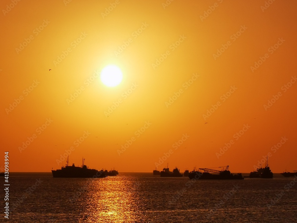 Fototapeta premium sunset in the port