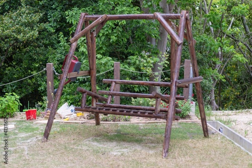 庭に設置された木製のブランコ