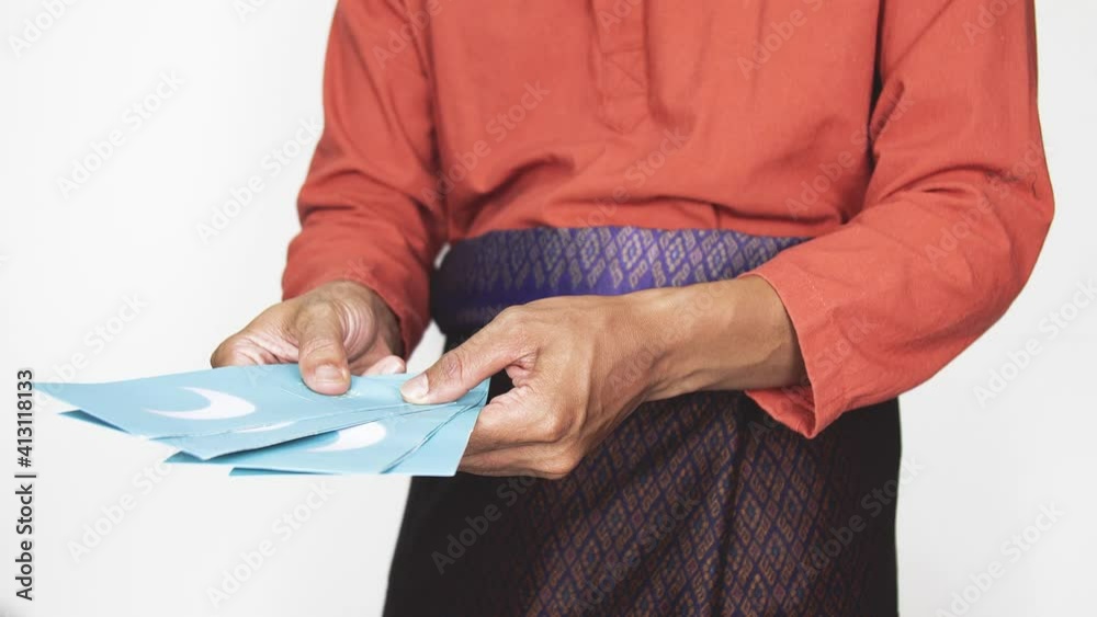 giving a pocket money envelope for muslim Eid