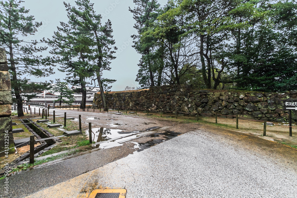 冬の松江城の脇虎口ノ門跡の風景