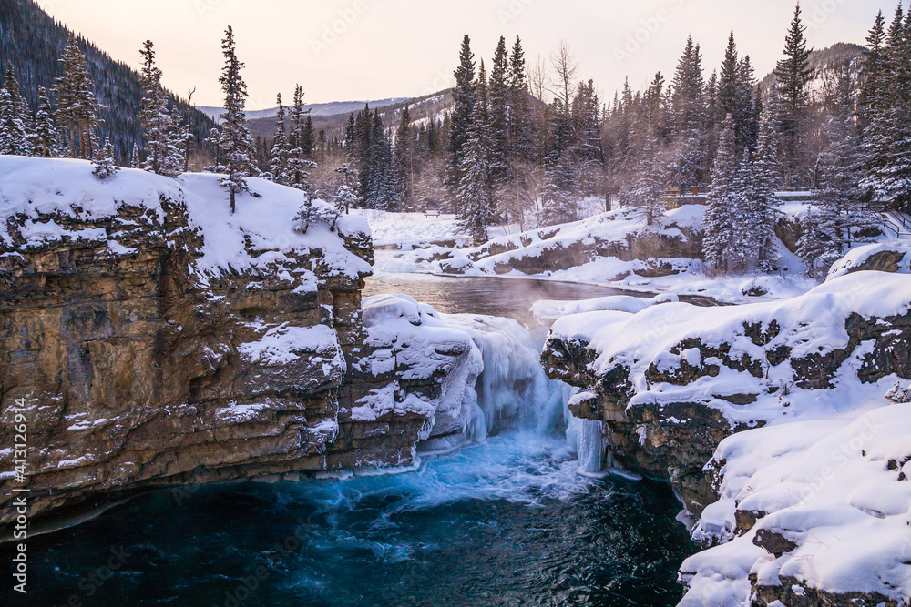 Fototapeta premium Elbow Falls near Bragg Creek, Alberta in Kananaskis at sunrise