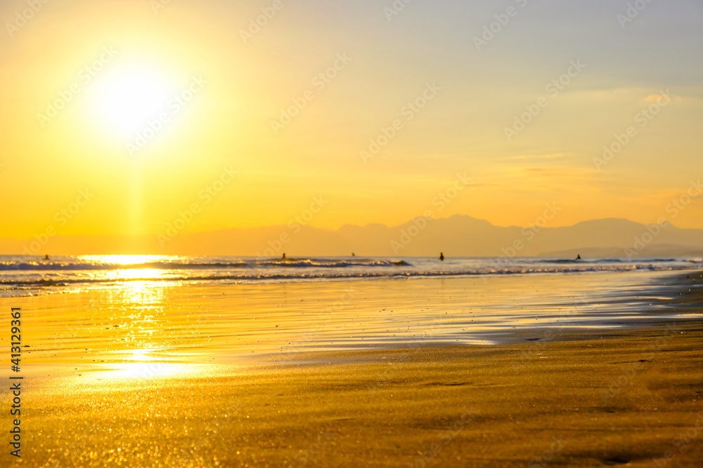 【神奈川県 江ノ島】夕日に照らされた海