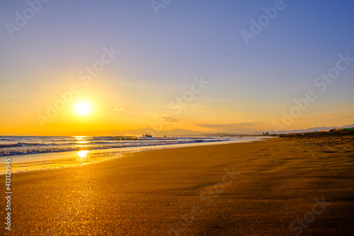 【神奈川県 江ノ島】夕日に照らされた海 © travel
