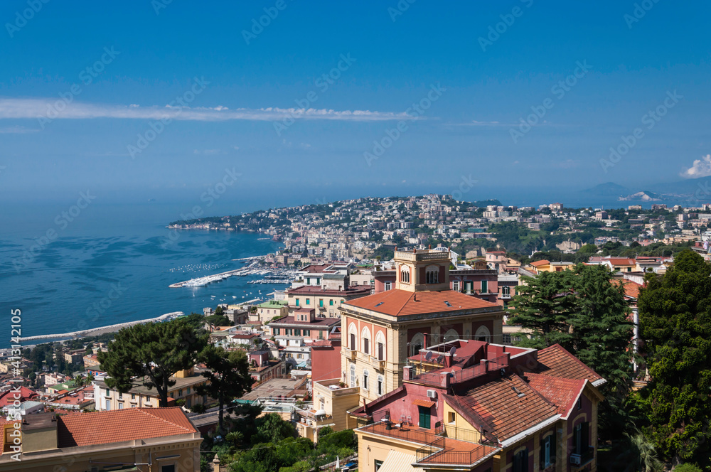 Blick von einem höher gelegenen Punkt auf die Stadt Neapel an einem schönen Sommertag