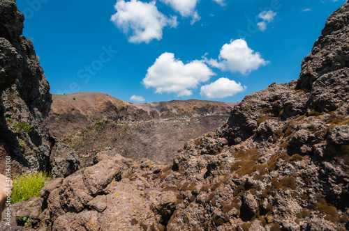 View of the rim of a volcano crater on a sunny summer day. Blick auf den Rand eines Vulkan Kraters an einen sonnigen Sommertag
