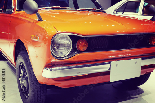 オレンジ色のボディのクラシックカー photo