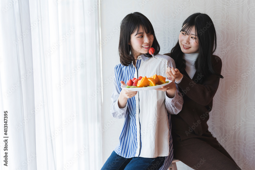 フルーツを食べる女性 フルーツを食べる女性