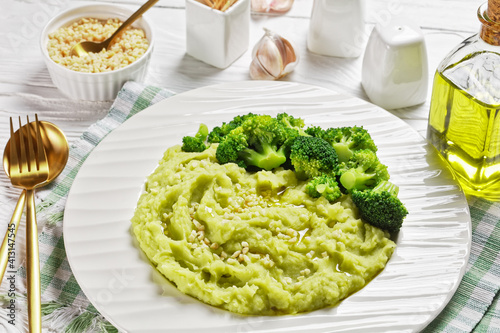 Fotografia broccoli potato mash on a white plate
