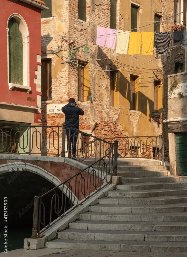 Photographer on a Venetian bridge 4760