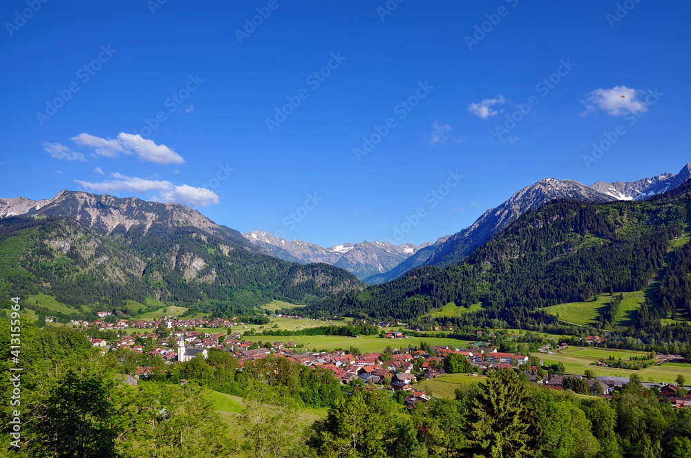 Tal und Berge mit Dorf in den Alpen im Sommer, Alpendorf in Bayern