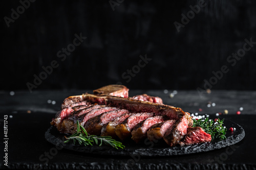 Foto Traditional American barbecue dry aged steak sliced