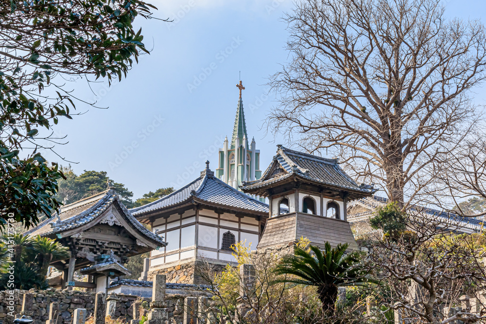 寺院と教会の見える道(冬) 平戸ザビエル記念教会と瑞雲寺 長崎県平戸市 The road where you can see temples and churches(winter) Nagasaki-ken Hirado city 寺院と教会の見える道(冬) 平戸ザビエル記念教会と瑞雲寺 長崎県平戸市 The road where you can see temples and churches(winter) Nagasaki-ken Hirado city