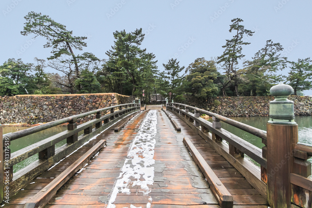 冬の松江城の北惣門橋の風景