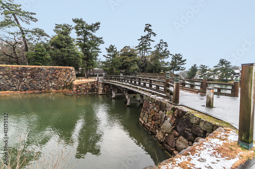 冬の松江城の北惣門橋の風景