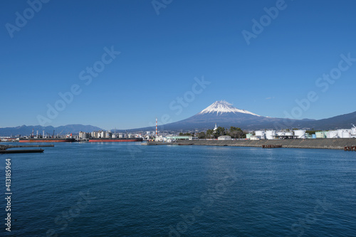 ふじのくに田子の浦みなと公園から見る港街と富士山