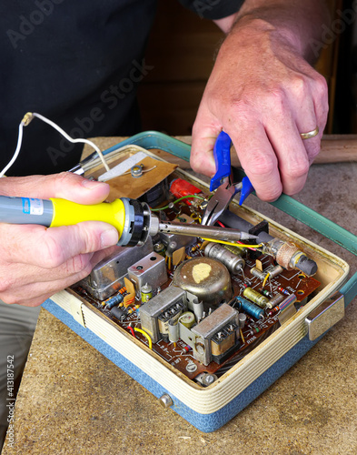 Lötarbeiten an einem Transistorradio
