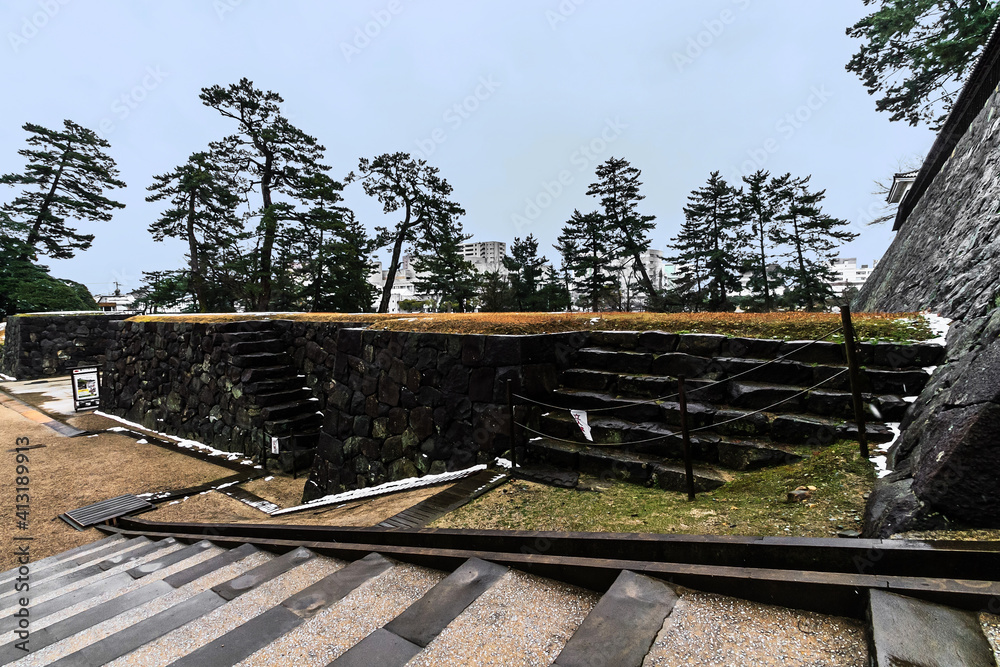 冬の松江城の大手門跡の風景