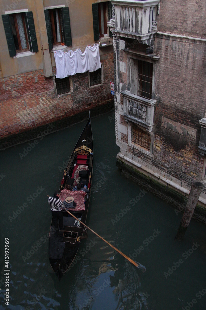 Canales de Venecia al atardecer con sus góndolas, Italia 
