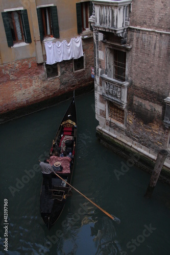 Canales de Venecia al atardecer con sus góndolas, Italia  © Cristina