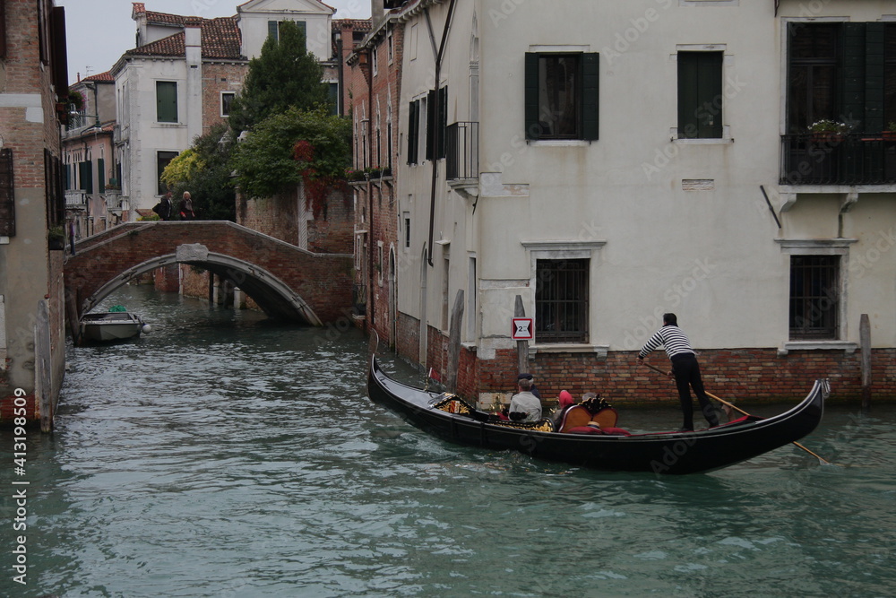 Canales de Venecia con sus góndolas, Italia 