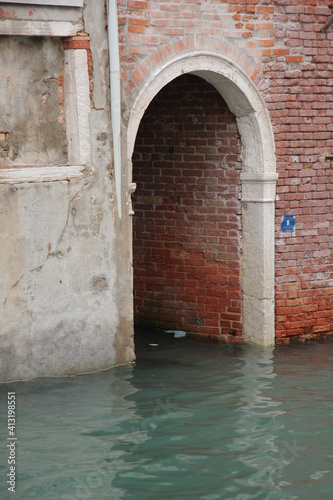 Canales de Venecia al atardecer con sus góndolas, Italia