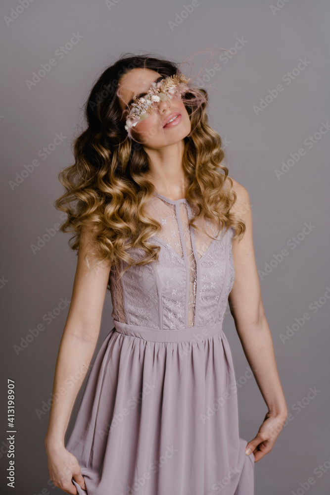 Blumenmädchen, Junge Frau mit Blütenkranz im romantischen Kleid Blumenmädchen, Junge Frau mit Blütenkranz im romantischen Kleid