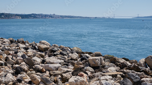 Blick über die Tejo Mündung mit Ponte 25 de Abril