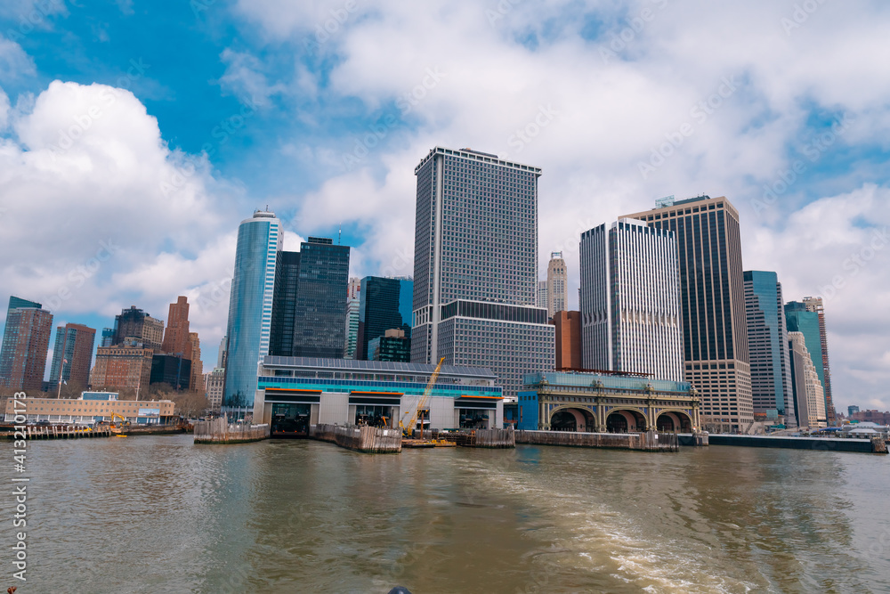 Obraz premium New York City skyline with skyscrapers and cloudy sky. Manhattan, downtown view