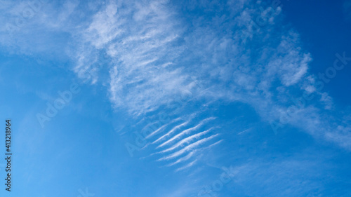 Nubes blancas ligeras en cielo azul photo